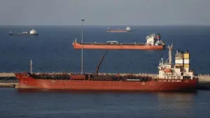 Iran và Oman nghiên cứu phương án thu phí dịch vụ tại eo biển Hormuz, động thái có thể tác động lớn đến vận tải dầu toàn cầu.
