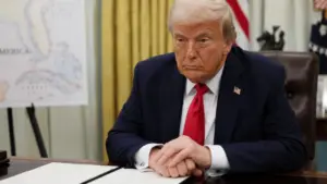 Tổng thống Trump cảnh báo áp thuế 100% với một số nước, động thái có thể làm gia tăng căng thẳng thương mại toàn cầu.