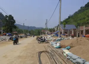 Nhiều khu tái định cư chậm tiến độ khiến người dân vùng sạt lở tiếp tục chờ đợi nơi ở an toàn, ổn định cuộc sống.