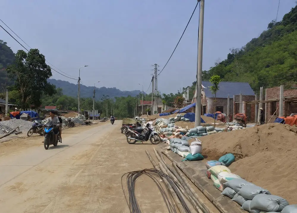 Nhiều khu tái định cư chậm tiến độ khiến người dân vùng sạt lở tiếp tục chờ đợi nơi ở an toàn, ổn định cuộc sống.