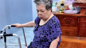 Người phụ nữ ở Thanh Hóa dù đã ly hôn vẫn đón mẹ chồng cũ về chăm sóc, câu chuyện gây xúc động về tình nghĩa gia đình.