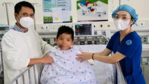 Giám đốc Sở Y tế TP.HCM xúc động trước hành trình cứu sống kỳ diệu bé trai nguy kịch sau tai nạn giao thông. Xem câu chuyện đầy hy vọng.