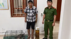 Ngâm rượu tay gấu, người đàn ông bị khởi tố vì hành vi liên quan đến động vật hoang dã. Xem thông tin vụ việc và tang vật bị thu giữ.