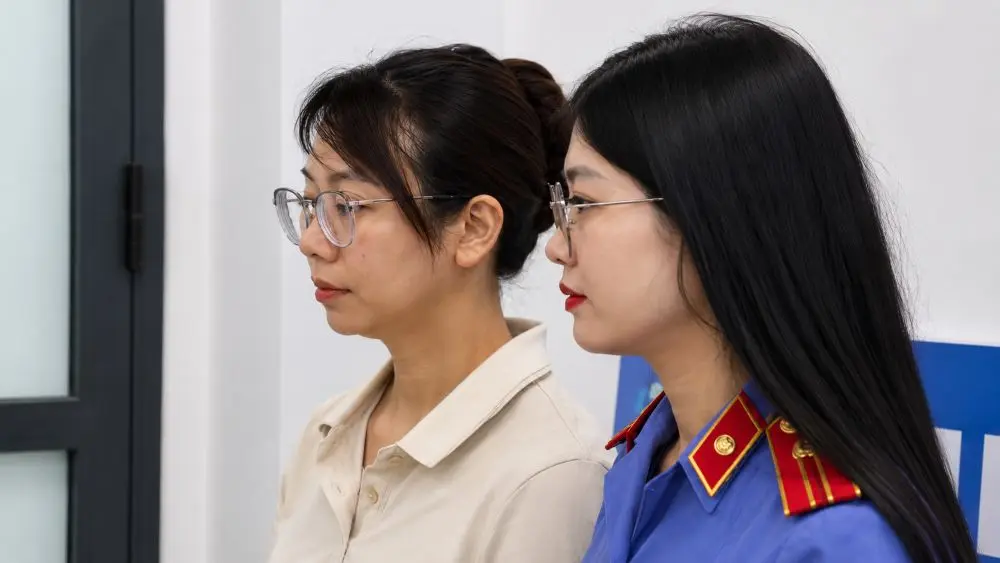 Cựu kiểm sát viên Lê Thị Hồng Nhung bị thi hành lệnh bắt tạm giam để điều tra vụ án làm sai lệch hồ sơ.