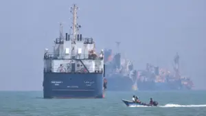 Eo biển Hormuz mở cửa trở lại nhưng dòng chảy hàng hóa cần thời gian phục hồi, ảnh hưởng đến thị trường dầu khí toàn cầu.