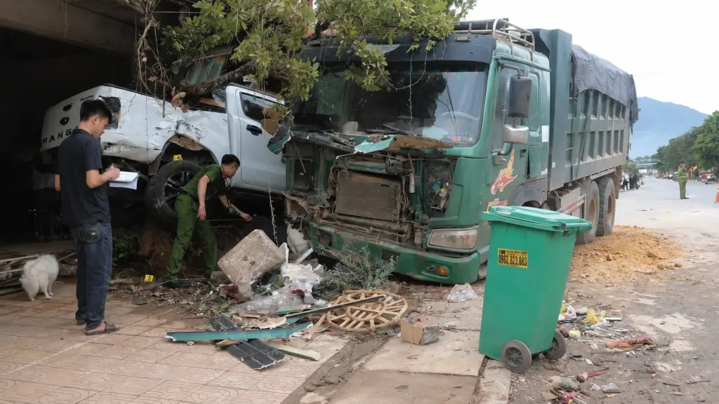 Xe tải Hovo mất lái lao vào nhà dân, húc văng xe bán tải. Diễn biến vụ tai nạn và công tác khám nghiệm hiện trường.