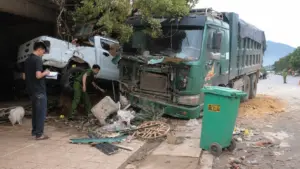 Xe tải Hovo mất lái lao vào nhà dân, húc văng xe bán tải. Diễn biến vụ tai nạn và công tác khám nghiệm hiện trường.