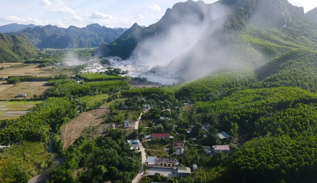 Gần 20 năm sống trong bụi đá, người dân bản Khe Dây chịu ảnh hưởng từ hoạt động khai thác mỏ. Xem thực trạng cuộc sống nơi đây.