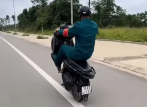 Xử phạt nam thanh niên mặc trang phục dân quân tự vệ bốc đầu xe máy trên đường, gây mất an toàn giao thông.