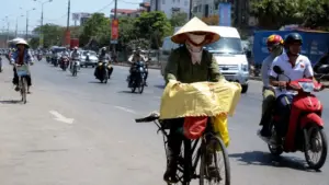 Nắng nóng tại Trung Bộ tiếp tục kéo dài nhiều ngày tới với nền nhiệt cao, thời tiết khắc nghiệt, ảnh hưởng sinh hoạt và sản xuất.