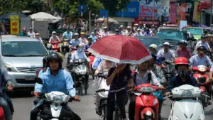 Nắng nóng bùng lên ở miền Bắc và Trung Bộ, dự báo một tháng tới còn xuất hiện nhiều hình thái thời tiết cực đoan.