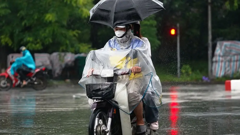 Miền Bắc đón mưa dông liên tiếp trong nhiều ngày, người dân cần theo dõi dự báo thời tiết để chủ động ứng phó.