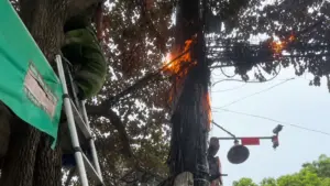 Nhiều cột điện ở Thanh Hóa bất ngờ bốc cháy, phát ra khói và mùi khét, khiến người dân lo ngại.