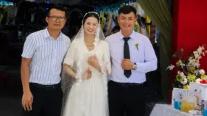 Từ nghịch cảnh mồ côi mẹ đến đám cưới hạnh phúc, câu chuyện của cô gái trẻ khiến nhiều người xúc động và ngưỡng mộ.