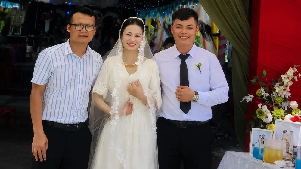 Từ nghịch cảnh mồ côi mẹ đến đám cưới hạnh phúc, câu chuyện của cô gái trẻ khiến nhiều người xúc động và ngưỡng mộ.