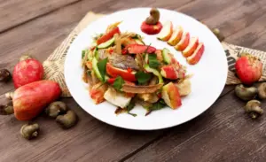 Gỏi trái cây - món ngon mùa hè thanh mát, kết hợp vị chua ngọt hài hòa, hấp dẫn thực khách trong những ngày nắng nóng.