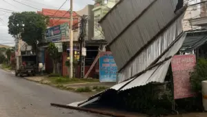 Mưa giông kèm gió mạnh tại Phú Thọ làm tốc mái nhà dân, gãy đổ cây xanh và biển quảng cáo, gây thiệt hại tài sản.