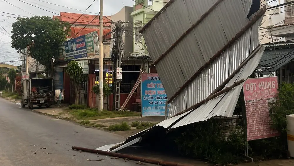 Mưa giông kèm gió mạnh tại Phú Thọ làm tốc mái nhà dân, gãy đổ cây xanh và biển quảng cáo, gây thiệt hại tài sản.