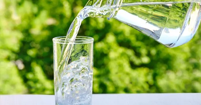 uống nước ngày nắng nóng