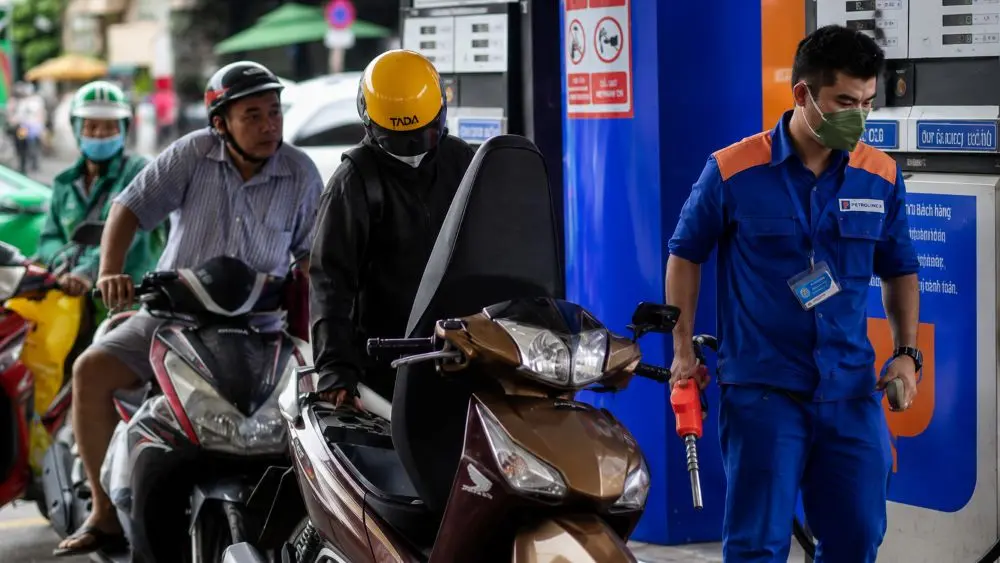 Giá xăng dầu hôm nay giảm mạnh cả trong nước và thế giới, đánh dấu tuần lao dốc đáng chú ý, tác động tới thị trường năng lượng.