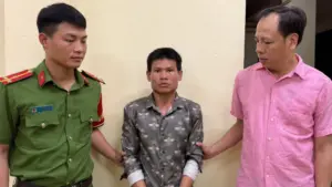 Bắt thanh niên liều lĩnh bắt cóc bé gái bán dưa ven đường, cơ quan công an nhanh chóng khống chế nghi phạm. Xem chi tiết vụ việc.