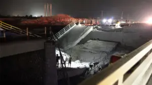 Iran thắt chặt năng lượng sau các cuộc không kích của Mỹ, trong bối cảnh hạ tầng giao thông gần Bandar Abbas bị tấn công.