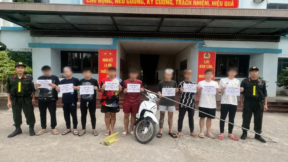 Ngăn chặn nhóm thiếu niên mang dao phóng lợn hẹn hỗn chiến trong đêm, lực lượng công an thu giữ nhiều hung khí và xử lý các đối tượng.