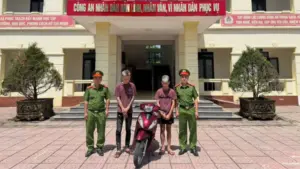Đăng clip bốc đầu xe để câu view, hai đối tượng bị công an phát hiện sử dụng xe trộm cắp và bắt giữ để điều tra.