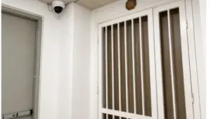 Khi camera an ninh soi sang nhà hàng xóm có vi phạm pháp luật? Tìm hiểu quy định và trách nhiệm khi lắp đặt camera giám sát.