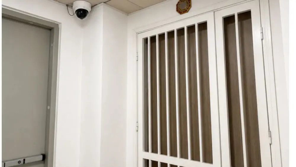 Khi camera an ninh soi sang nhà hàng xóm có vi phạm pháp luật? Tìm hiểu quy định và trách nhiệm khi lắp đặt camera giám sát.