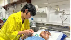 Mẹ chạy thận vượt hàng trăm cây số vào viện chăm con trai tai nạn nguy kịch. Câu chuyện khiến nhiều người xúc động.