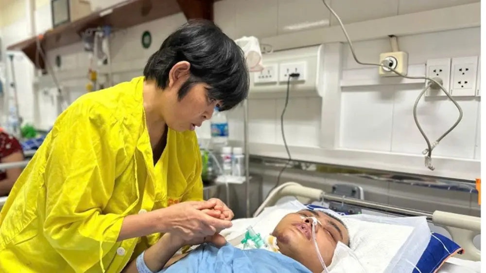 Mẹ chạy thận vượt hàng trăm cây số vào viện chăm con trai tai nạn nguy kịch. Câu chuyện khiến nhiều người xúc động.