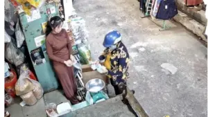 Quay lại chợ ở TPHCM trả nợ 500.000 đồng sau nhiều năm, người phụ nữ có cuộc gặp bất ngờ khiến nhiều người xúc động.