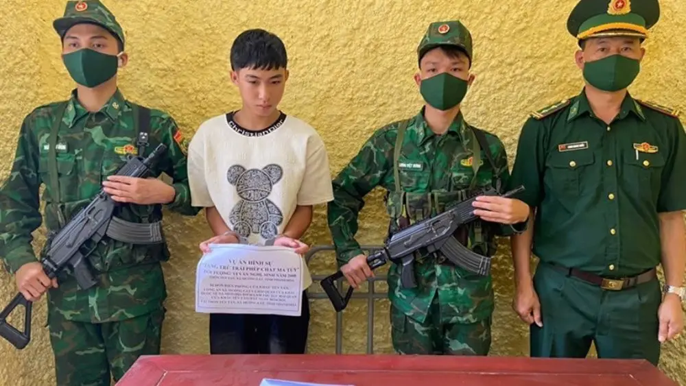 Bắt đối tượng tàng trữ trái phép ma túy, lực lượng công an thu giữ tang vật và tiếp tục điều tra, xử lý theo quy định.
