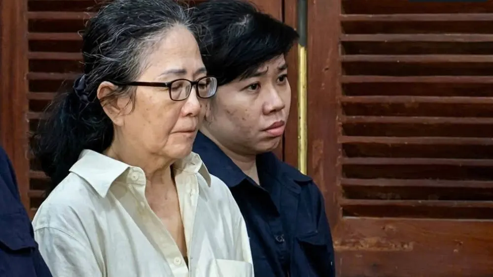 Ba mẹ con trong đường dây mua bán 4.000 tài khoản ngân hàng phủ nhận rửa tiền cho tội phạm tại phiên tòa. Xem diễn biến vụ án.