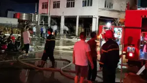 Nhà kho tại khu công nghiệp ở Thanh Hóa bốc cháy dữ dội, lực lượng chức năng khẩn trương khống chế hỏa hoạn, ngăn lửa lan rộng.