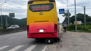2 mẹ con thương vong do bị xe khách lùi cán qua. Diễn biến vụ tai nạn và thông tin ban đầu đang được cơ quan chức năng làm rõ.