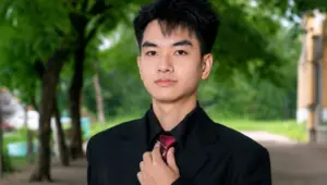 Hai nam sinh con nhà nông cùng giành ngôi thủ khoa A00 Thanh Hóa với thành tích ấn tượng. Câu chuyện nỗ lực truyền cảm hứng.
