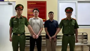 Bắt khẩn cấp hai người dừng ô tô đánh nhau giữa trung tâm TPHCM, cơ quan công an đang điều tra vụ việc gây xôn xao dư luận.