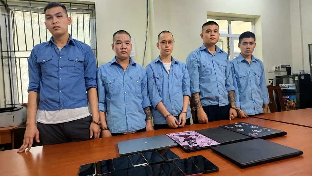 16 người dân ở Hà Nội bị chiếm tiền trong tài khoản ngân hàng, Công an khởi tố Nguyễn Tiến Sỷ và đồng bọn, làm rõ thủ đoạn phạm tội.