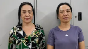 Chuyến bay đến TPHCM hé lộ đường dây buôn lậu 1.477 viên kim cương, cơ quan tố tụng truy tố các bị can về nhiều hành vi liên quan.