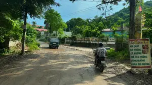 Thi công đường tỉnh 523B khiến bụi, bùn lầy và nguy cơ tai nạn gia tăng, ảnh hưởng lớn đến sinh hoạt của người dân.