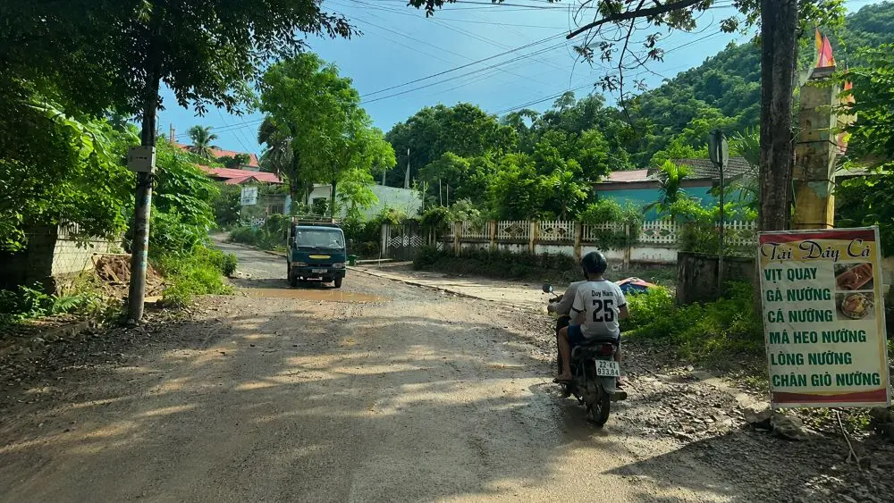 Thi công đường tỉnh 523B khiến bụi, bùn lầy và nguy cơ tai nạn gia tăng, ảnh hưởng lớn đến sinh hoạt của người dân.