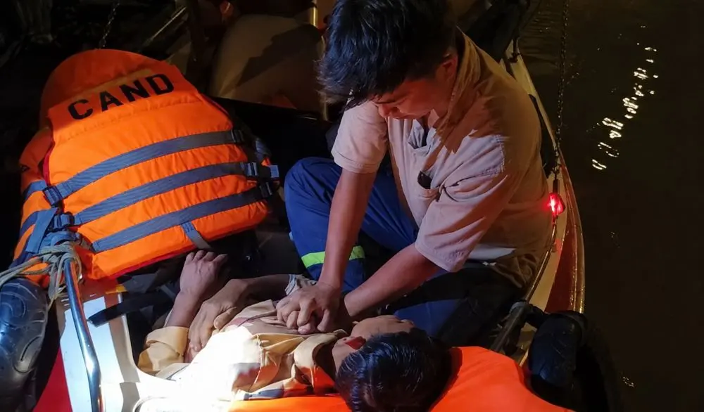 14 phút giành giật sự sống dưới cầu Hóa An để cứu người đàn ông quê Thanh Hóa nhảy cầu. Xem diễn biến vụ việc và quá trình cứu hộ.