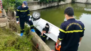 Thanh Hóa: Ô tô 5 chỗ lao xuống ao khiến tài xế tử vong, lực lượng chức năng được huy động tìm kiếm và trục vớt phương tiện.