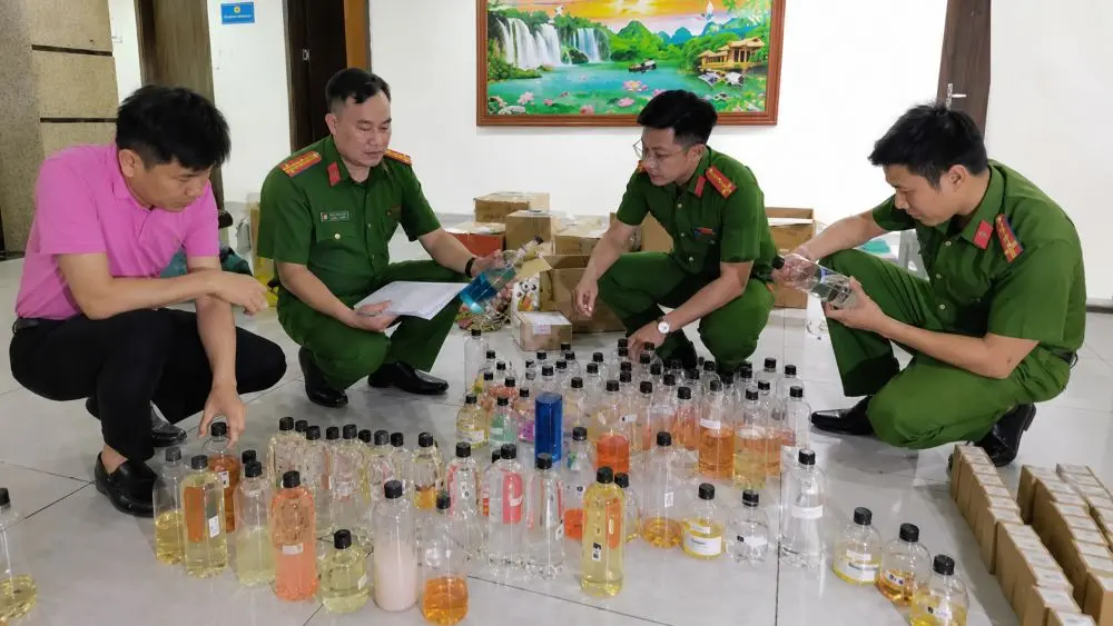 Công an Thanh Hóa bóc gỡ đường dây sản xuất nước hoa giả đội lốt thương hiệu nổi tiếng, thu giữ nhiều tang vật. Xem chi tiết vụ việc.