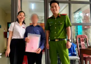 Người phụ nữ 51 tuổi suýt vay 100 triệu đồng bằng sổ đỏ để nhận "kiện hàng 800.000 USD", may mắn được ngăn chặn kịp thời.