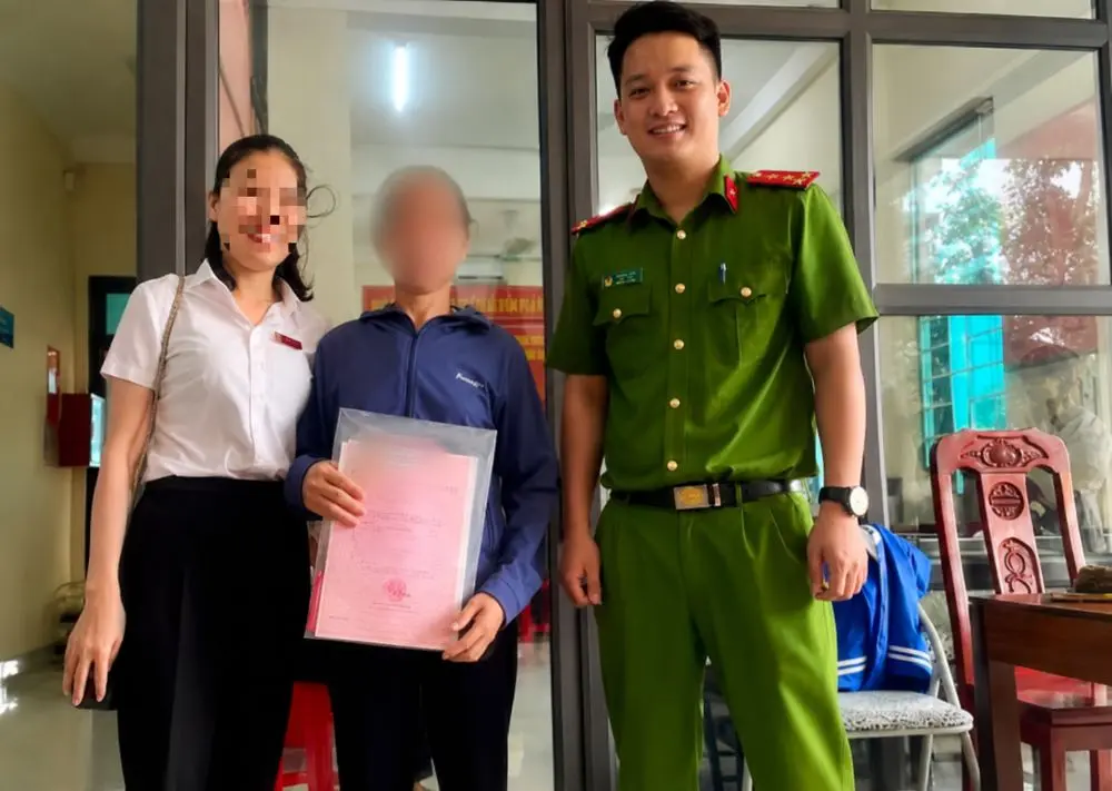 Người phụ nữ 51 tuổi suýt vay 100 triệu đồng bằng sổ đỏ để nhận "kiện hàng 800.000 USD", may mắn được ngăn chặn kịp thời.