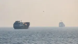 Mỹ - Iran bỏ ngỏ đàm phán về căng thẳng khu vực, trong đó vấn đề lưu thông hàng hải tại eo biển Hormuz tiếp tục được chú ý.