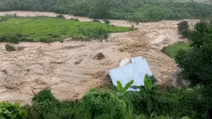 Người đàn ông kể lại khoảnh khắc đưa vợ và 4 con tháo chạy trong đêm trước khi căn nhà bị lũ cuốn sập ở Lai Châu.